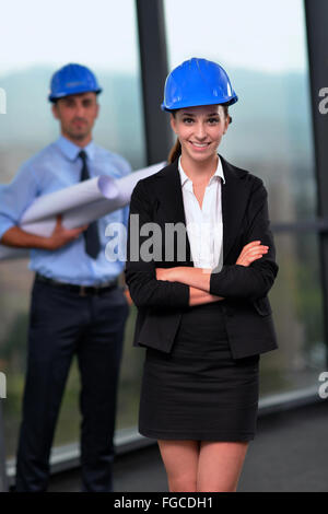 La gente di affari e ingegneri sulla riunione Foto Stock