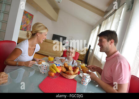 Famiglia hanno una sana prima colazione a casa Foto Stock