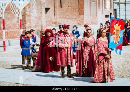 Asti, Italia - 16 Settembre 2012: Processione di artisti di strada in costume medievale sfilano in Palio di Asti. Un gruppo di Foto Stock