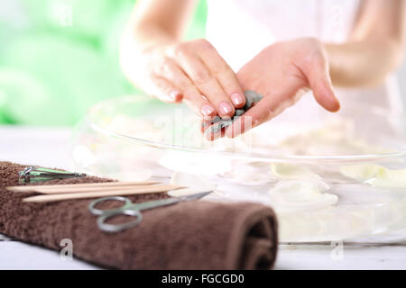 Manicure, unghie clipping. Strumenti per manicure. Clipper o forbici?. Tagliare le unghie, cura delle mani Foto Stock