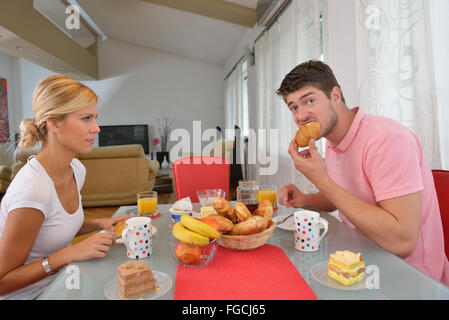 Famiglia hanno una sana prima colazione a casa Foto Stock