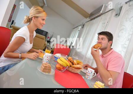 Famiglia hanno una sana prima colazione a casa Foto Stock