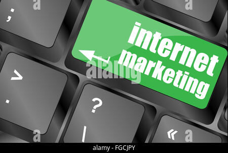 Online marketing o internet marketing concetti, con messaggio sul tasto Invio della tastiera Foto Stock