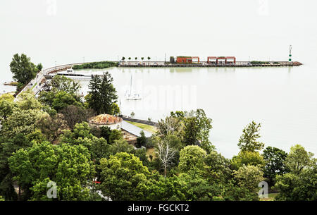 Il Quayside in Tihany sul lago Balaton. Destinazione di viaggio. Verde e l'acqua. Foto Stock