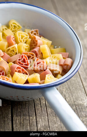 A forma di cuore in pasta scolapasta Foto Stock