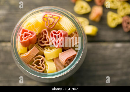 Vista superiore del cuore di pasta a forma di vaso Foto Stock