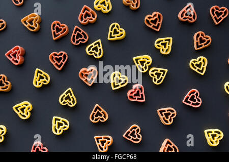 A forma di cuore la pasta su sfondo nero Foto stock - Alamy