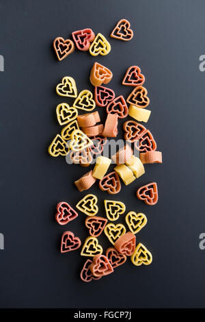 A forma di cuore la pasta su sfondo nero Foto stock - Alamy