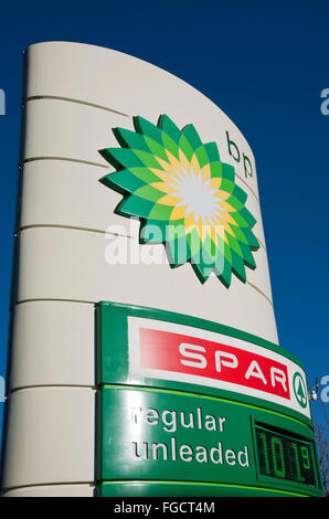 Primo piano della segnaletica dei negozi BP e Spar Fuori garage distributore di benzina Inghilterra Regno Unito GB Great La Gran Bretagna Foto Stock