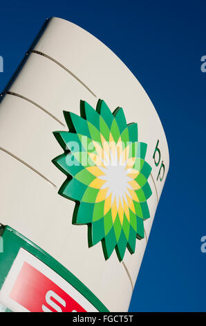 Primo piano della segnaletica BP logo fuori garage distributore di benzina Inghilterra Regno Unito GB Gran Bretagna Foto Stock