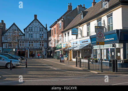 Negozi negozi nella piazza del mercato in inverno Ripon Town Center North Yorkshire Inghilterra Regno Unito Gran Bretagna Foto Stock