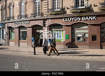 Filiale di Lloyds Bank nel centro città Harrogate North Yorkshire Inghilterra Regno Unito GB Gran Bretagna Foto Stock