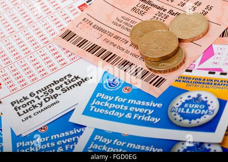 Primo piano di National Lottery lotto Euro Millions biglietti bancomat e tagliandi biglietto Inghilterra Regno Unito Regno Unito Gran Bretagna Foto Stock