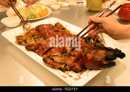 Il ristorante cinese, il maialetto, Hong Kong, Cina. Foto Stock
