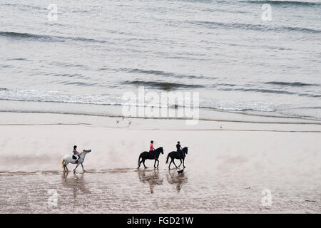 Passeggiate a cavallo sulla spiaggia Saltburn, North Yorkshire. Foto Stock