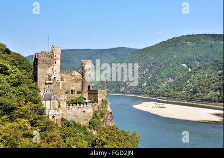 Il castello di Rheinstein al di sopra del Reno vicino alla città di Trechtingshausen, Valle del Reno superiore e centrale, Germania Foto Stock