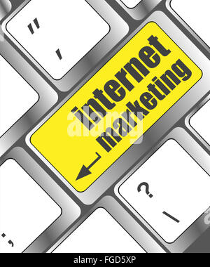 Online marketing o internet marketing concetti, con messaggio sul tasto Invio della tastiera Foto Stock