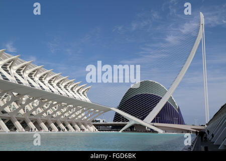 Il Museo delle scienze del principe Felipe con l'L'Assut d'Or Bridge e l'Agora dietro, Città delle arti e della scienza, Valencia, Spagna Foto Stock