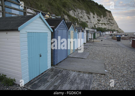 Cabine in legno in tarda serata, birra, Devon, Inghilterra, Giugno Foto Stock