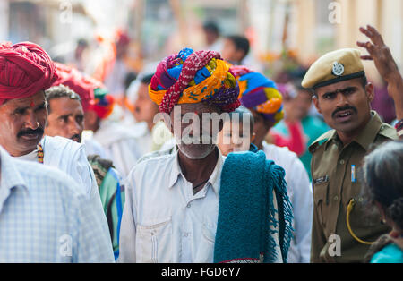 Gli uomini indossano turbanti colorati a Pushkar camel fair, Rajasthan, India Foto Stock