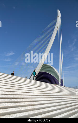 L'Assut d'Or Bridge e l'Agora, Città delle arti e della scienza, Valencia, Spagna. Foto Stock