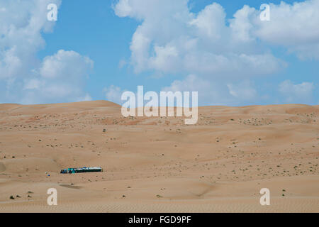 Campo Beduino nel mezzo delle dune di sabbia a Wahiba Sands, una delle più popolari destinazioni tourisit in Oman. Foto Stock