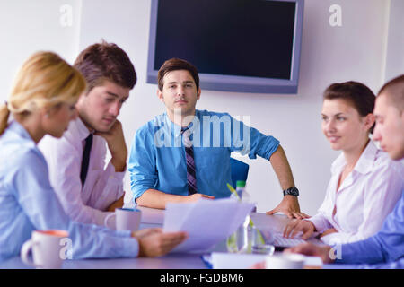 La gente di affari in una riunione in ufficio Foto Stock