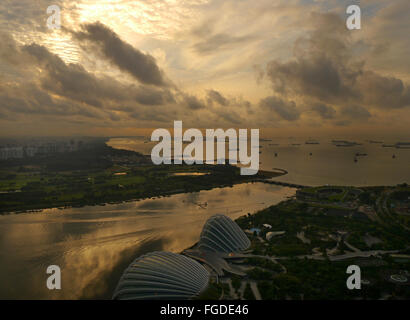 Una vista dei giardini dalla Baia di Singapore all'alba dalla Marina Bay Sands Hotel. Foto Stock