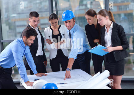 La gente di affari e costruzione engineers sulla riunione Foto Stock