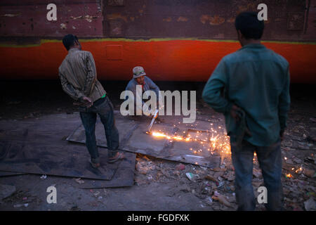 Dacca in Bangladesh. 18 Febbraio, 2016. Utilizzare un operatore saldatrice ad effettuare le riparazioni in un grande traghetto a dockyard sulla banca del fiume di Buriganga a Dacca in Bangladesh nel febbraio 18, 2016. Almeno ventotto darsene occupando 30.96 acri del Buriganga shore sono state in funzione senza adeguate misure di sicurezza e linee guida. I rifiuti e le sostanze chimiche da riparazioni inquinare il fiume. Credito: zakir hossain chowdhury zakir/Alamy Live News Foto Stock