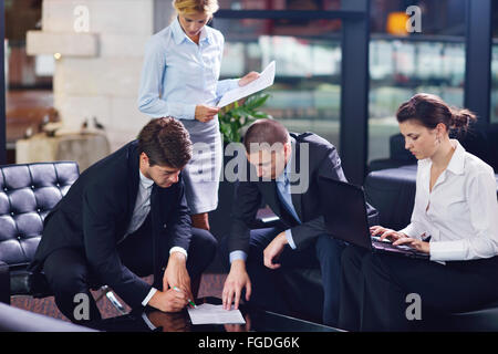 La gente di affari in una riunione in ufficio Foto Stock