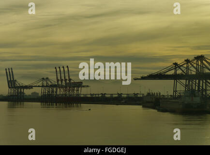 Docks da the Waterside alla periferia di Hong Kong, con montagne in lontananza. Foto Stock