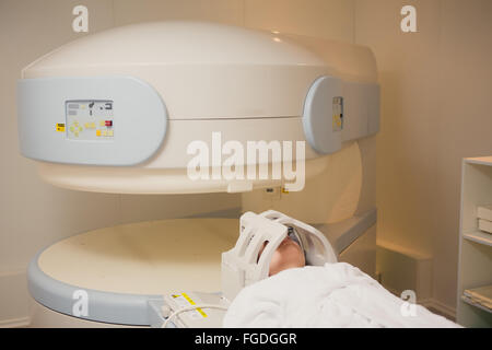 Paziente che viene sottoposto a scansione e diagnosticata su una tomografia computerizzata Foto Stock