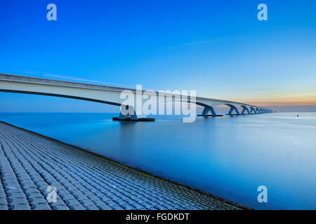Il Zeelandbrug (Zeeland ponte) nella provincia olandese dello Zeeland, fotografato a sunrise. Al momento della costruzione in 6 Foto Stock