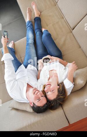 Coppia giovane rilassarsi a casa Foto Stock
