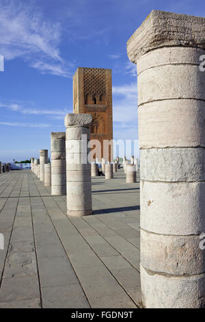 Resti della moschea Hassan di preghiera della hall e il Mausoleo di Mohammed V V a Rabat il Marocco Foto Stock