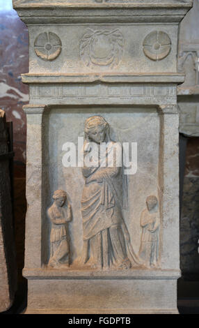 Stele funeraria recanti la scritta "Thalea figlia di Atenagora, dalla città di Oroanna. Trovato in Smirne. Foto Stock