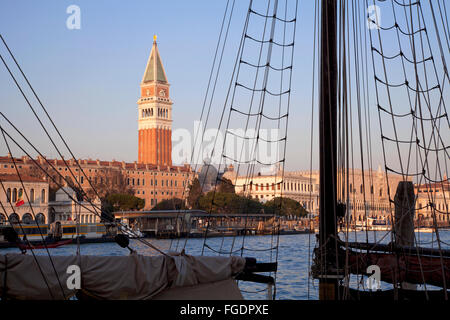 Vista del campanile di San Marco da Dorsoduro attraverso manovre di vecchia barca a vela Foto Stock