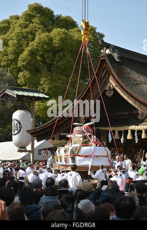 Gigante torta di riso viene scaricato per la sala Haiden Konomiya del santuario. Foto Stock