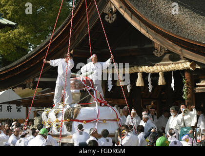 Gigante torta di riso viene scaricato per la sala Haiden Konomiya del santuario. Foto Stock