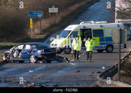 A47, a Rutland, UK. Il 19 febbraio 2016. Il traffico su strada collisione sulla A47 trunk road nella contea di Rutland bloccato la strada in entrambe le direzioni per oltre 3 ore mentre i servizi di emergenza tagliare le persone ferite libero e Leicestershire polizia effettuato le loro indagini. Condizioni di gelo ha giocato una parte in causa del smash. Credito: Jim Harrison/Alamy Live News Foto Stock