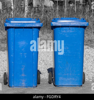 Blue reecycle bin sul bianco e nero bacground Foto Stock