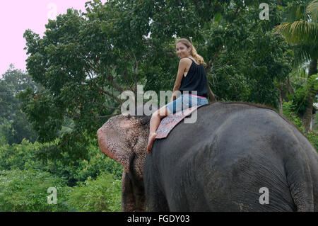 3 marzo 2016 - La donna corse su un elefante attraverso la giungla - elefante indiano, elefante asiatico o elefante Asiatico (Elephas maximus), Hikkaduwa, Sri Lanka, Sud Asia (credito Immagine: © Andrey Nekrasov/ZUMA filo/ZUMAPRESS.com) Foto Stock