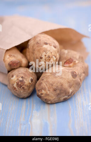 Helianthus tuberosus. Carciofi di Gerusalemme in un sacchetto di carta Foto Stock