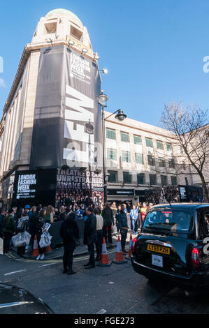 Londra, Regno Unito. Il 19 febbraio 2016. I seguaci della moda si riuniranno presso il parcheggio auto in Soho's Brewer street per la apertura della London Fashion Week AW16. Alcuni coda per partecipare alla mostra all'interno, altri vogliono solo essere visto. La scelta della sede è stata criticata per aver portato disagi per l'area locale. Credito: Stephen Chung / Alamy Live News Foto Stock