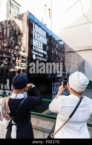 Londra, Regno Unito. Il 19 febbraio 2016. I seguaci della moda si riuniranno presso il parcheggio auto in Soho's Brewer street per la apertura della London Fashion Week AW16. Alcuni coda per partecipare alla mostra all'interno, altri vogliono solo essere visto. La scelta della sede è stata criticata per aver portato disagi per l'area locale. Credito: Stephen Chung / Alamy Live News Foto Stock