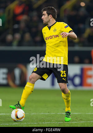 Dortmund, Germania. 18 Febbraio, 2016. Dortmund Sokratis in azione durante la UEFA Europa League tra Borussia Dortmund e FC Porto al Signal Iduna Park di Dortmund, Germania, il 18 febbraio 2016. Foto: Guido Kirchner/dpa/Alamy Live News Foto Stock