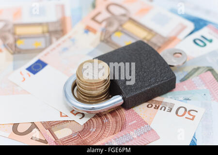 Lucchetto su uno sfondo di denaro Foto Stock
