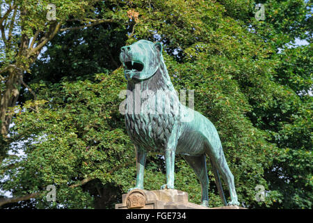 Replica Brunswick Lions statua in bronzo del Palazzo Imperiale (Kaiserpfalz) Goslar Harz Bassa Sassonia Germania Patrimonio Mondiale dell Unesco Foto Stock