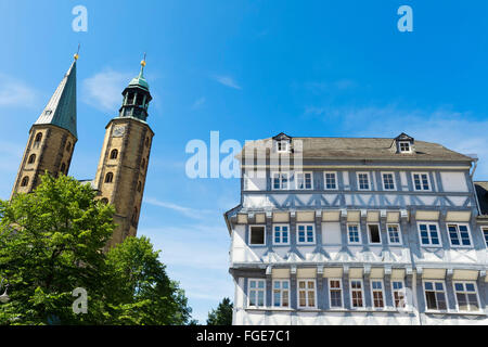 Tipiche case a graticcio del mercato e la chiesa di San Cosma e Damiano, Goslar, Harz, Bassa Sassonia, Germania, Patrimonio Mondiale dell Unesco Foto Stock